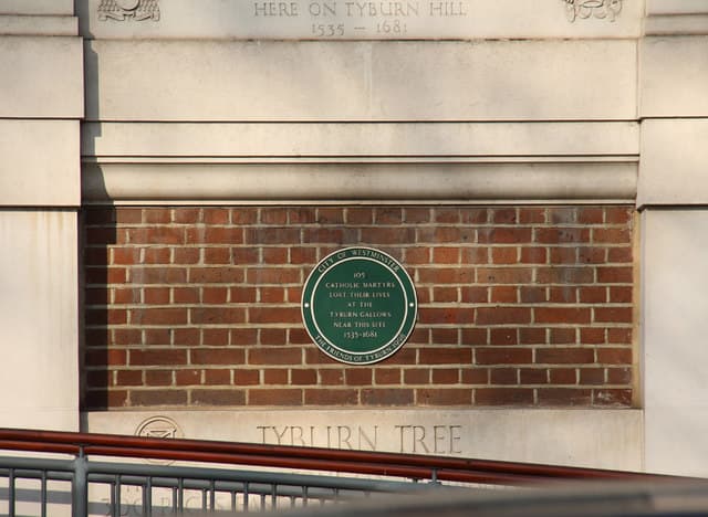 Tyburn Tree green plaque