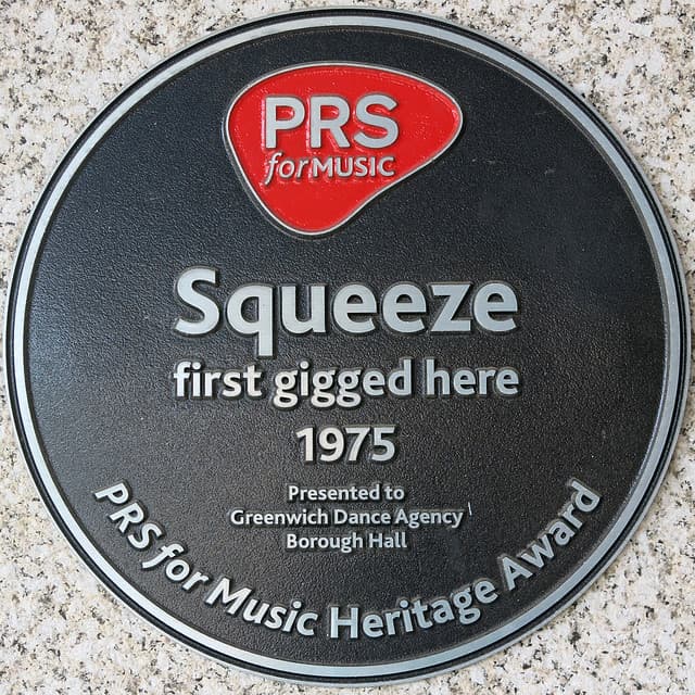 Squeeze black plaque