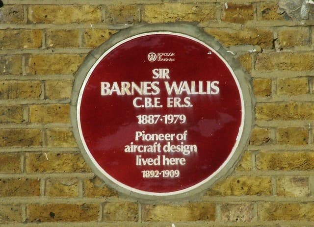Barnes Wallis maroon plaque