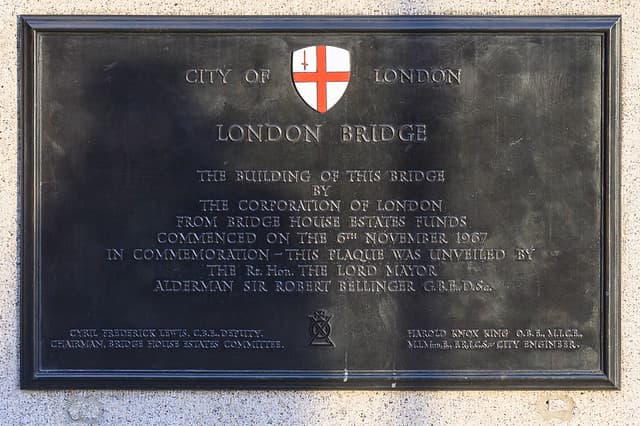 London Bridge bronze plaque