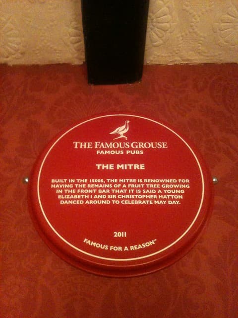 Elizabeth I of England, Christopher Hatton, and The Mitre, Farringdon red plaque